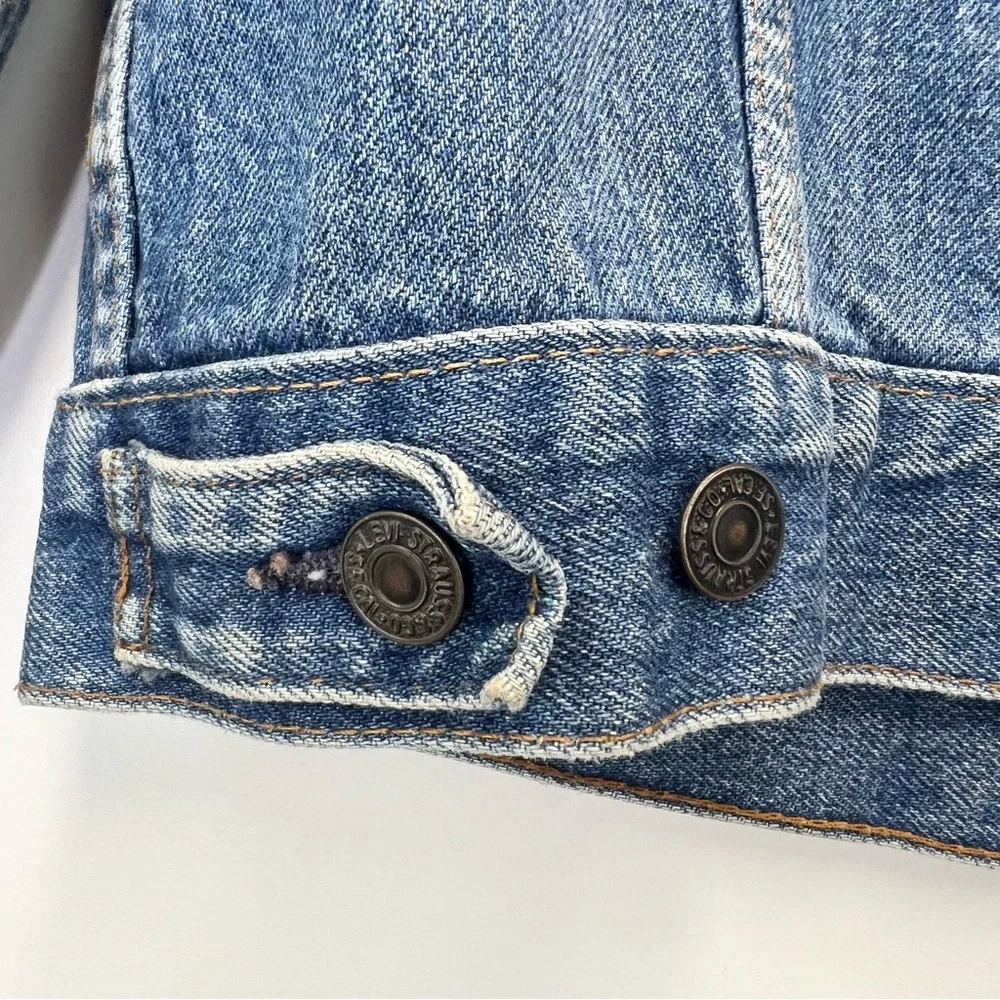 Levi's Vintage Jean Jacket Women’s Medium Distressed Denim Relaxed Trucker Fit - Picture 7 of 9